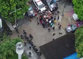 Vídeo flagra pr0testo de familiares durante transferência de PMs pres0s para nova unidade na BR-174; veja