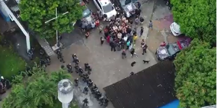 Vídeo flagra pr0testo de familiares durante transferência de PMs pres0s para nova unidade na BR-174; veja