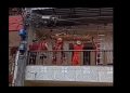 Vídeo forte: homem vai colocar bandeirinhas para a Copa, encosta no fio e sofre descarga elétrica em Manaus