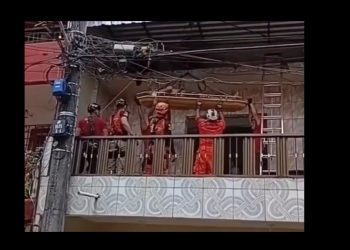 Vídeo forte: homem vai colocar bandeirinhas para a Copa, encosta no fio e sofre descarga elétrica em Manaus