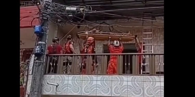 Vídeo forte: homem vai colocar bandeirinhas para a Copa, encosta no fio e sofre descarga elétrica em Manaus