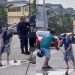 Vídeo triste: mãe de motoqueiro m0rto em acidente lava o sangue dele no asfalto em Manaus