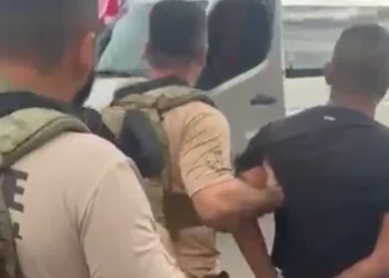 Homem é pr3s0 após d1sparar t1r0s contra viatura em operação no bairro Zumbi