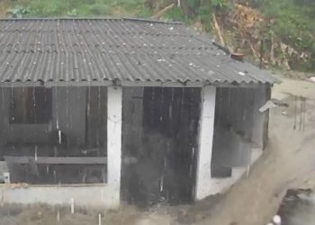 Vídeo: Chuva provoca desabamento de muro e enxurrada arrasta móveis dentro de residência em Manaus
