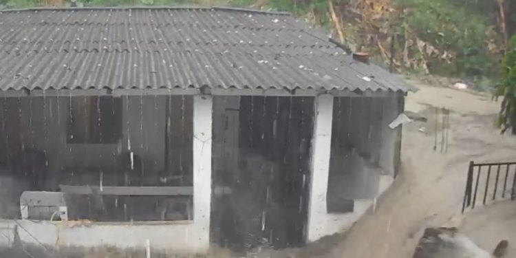 Vídeo: Chuva provoca desabamento de muro e enxurrada arrasta móveis dentro de residência em Manaus