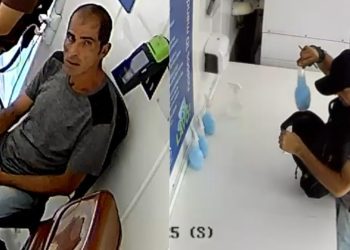Vídeo: Homem finge ser cliente lavanderia, pega produtos e sai com a bolsa cheia no Japiim