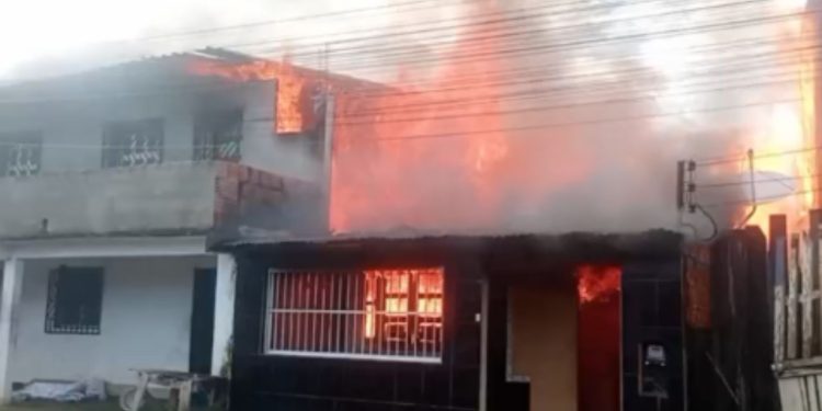 Vídeo: Fogo se espalha e destrói residências durante incêndio em Coari