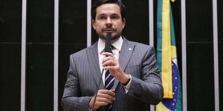 Projeto relatado por Capitão Alberto Neto defende isenção de proprietários por danos ambientais em terras invadidas
