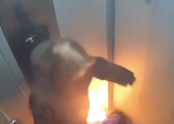 Vídeo: Mulher entra em elevador e é surpreendida por explosão violenta de power bank