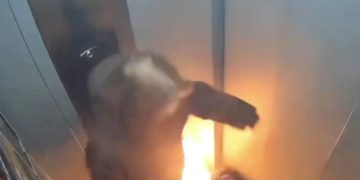 Vídeo: Mulher entra em elevador e é surpreendida por explosão violenta de power bank