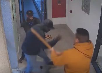 Vídeo: Ex invade condomínio e tenta m4tar mulher a facadas, mas atual companheiro impede crime
