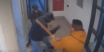Vídeo: Ex invade condomínio e tenta m4tar mulher a facadas, mas atual companheiro impede crime