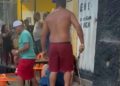 Mulher é atacada com chicote no meio da rua e vídeo revolta moradores; veja