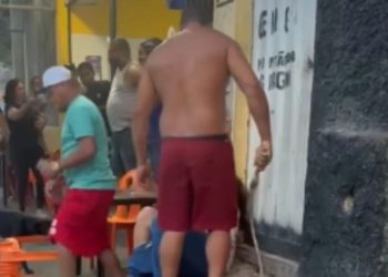 Mulher é atacada com chicote no meio da rua e vídeo revolta moradores; veja
