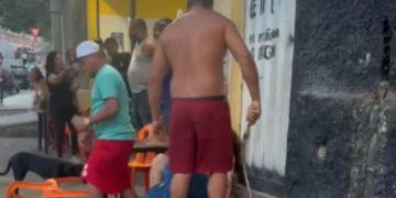 Mulher é atacada com chicote no meio da rua e vídeo revolta moradores; veja