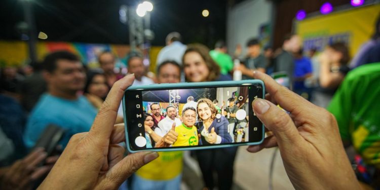 Força da mulher: Professora Maria do Carmo é aclamada em grande reunião na zona Lestes de Manaus