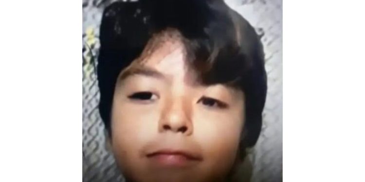 Menino de 11 anos é encontrado morto após sofrer maus-tratos e viver preso por correntes em casa