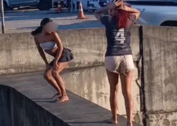 Ao som de funk, jovens se arriscam e desfilam sobre estrutura de viaduto em Manaus; veja