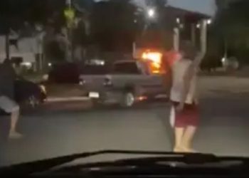 Veja o vídeo: Homem tem corpo inc3ndiado por causa de dívida de R$ 10 no meio da rua