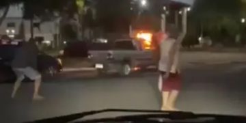 Veja o vídeo: Homem tem corpo inc3ndiado por causa de dívida de R$ 10 no meio da rua