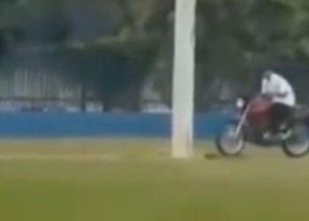 Vídeo: Sem capacete e sem CNH, motociclista tenta escapar do centro de treinamento Detran em Manaus