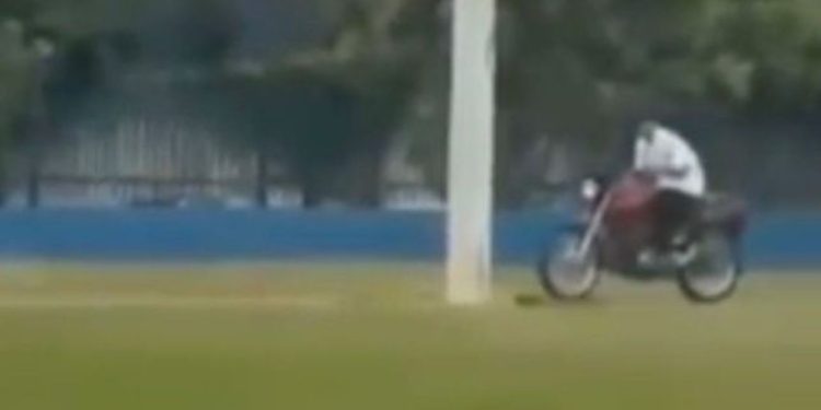 Vídeo: Sem capacete e sem CNH, motociclista tenta escapar do centro de treinamento Detran em Manaus