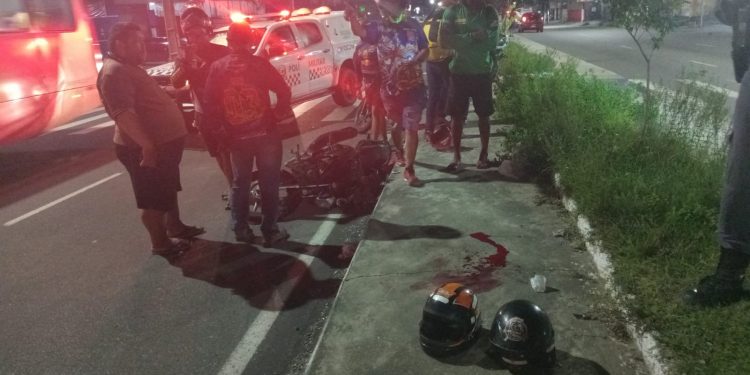 Na faixa de pedestres, jovem é atr0p3lada e fica f3rida junto com motociclista no Zumbi