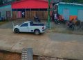 Veja: Boi invade área urbana, assusta moradores e derruba moto no interior do Amazonas