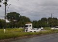Colisã0 entre carreta e carro f3re pessoas e complica trânsito no Distrito Industrial