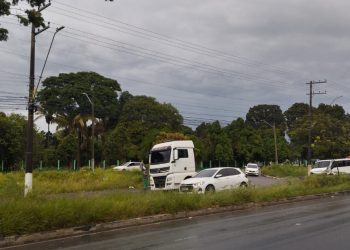 Colisã0 entre carreta e carro f3re pessoas e complica trânsito no Distrito Industrial