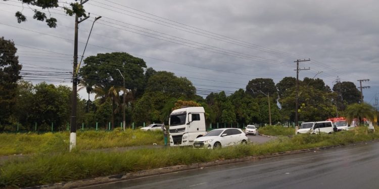 Colisã0 entre carreta e carro f3re pessoas e complica trânsito no Distrito Industrial