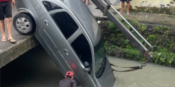 Carro vai parar dentro do igarapé após motorista perder o controle em Manaus