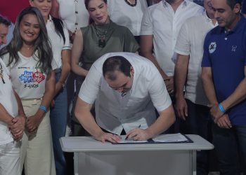 Governo do Amazonas e Cosama assinam termo de parceria para distribuição de água tratada durante o festival