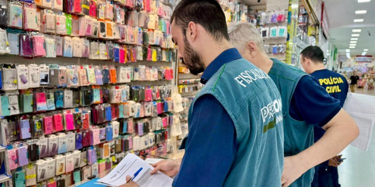 Em Manaus, mais de 2,8 mil produtos falsificados são apreendidos em operação do Procon Manaus