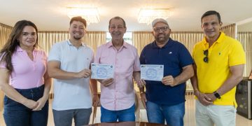 Partido de Omar Aziz amplia força no interior e mais três prefeitos se filiam durante o Feriadão