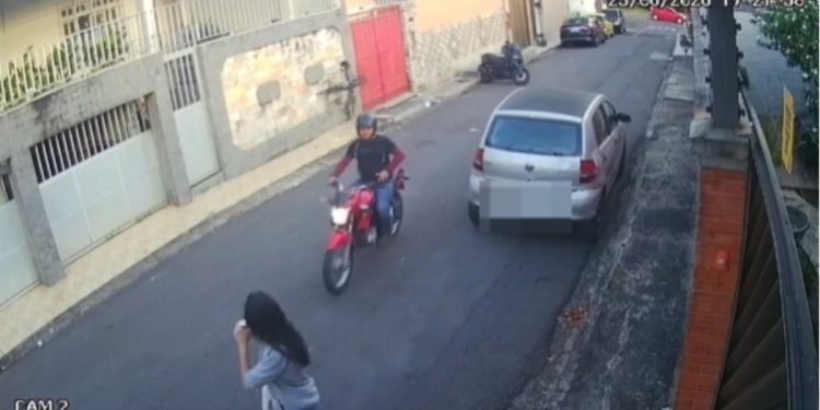 Câmeras flagram assalt0 a duas mulheres na Zona Centro-Sul de Manaus