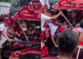 Vídeo: Empurra-empurra derruba gradil e cobertura na entrada do Bumbódromo em Parintins