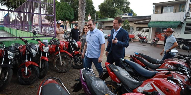 Governador Roberto Cidade participa de devolução de motocicletas recuperadas em operações no interior