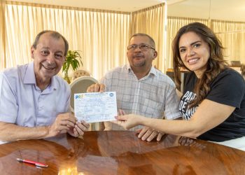 Após agenda no Senado, Omar volta a Manaus e recebe filiação de mais um prefeito do interior do Amazonas