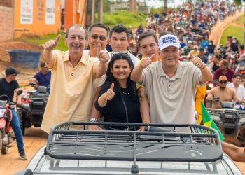 Omar Aziz e Eduardo Braga reúnem multidão em maratona de entregas e anúncios em municípios do Juruá