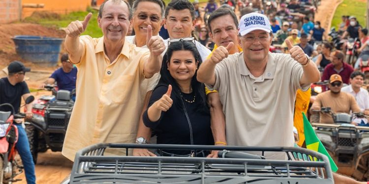Omar Aziz e Eduardo Braga reúnem multidão em maratona de entregas e anúncios em municípios do Juruá