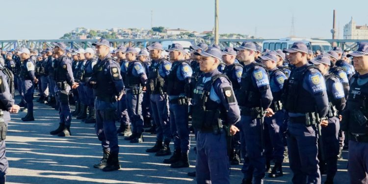 PMAM embarca tropa com 550 policiais para reforçar segurança em Parintins