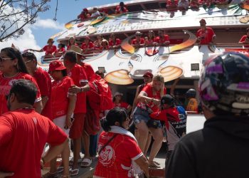 Caravana encarnada chega a Parintins para fortalecer o Garantido na arena
