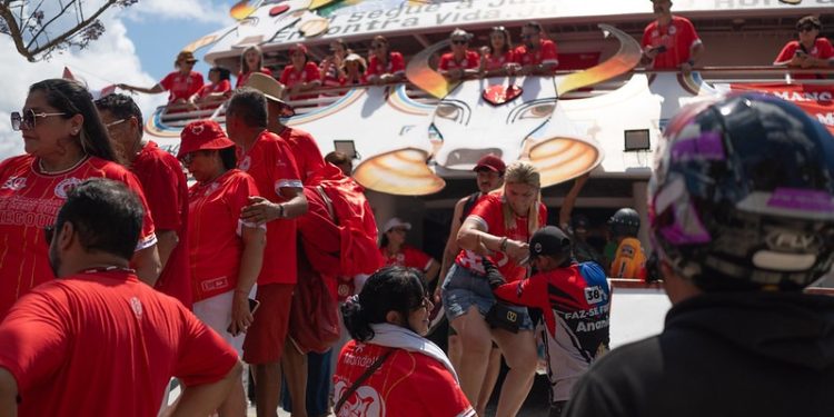 Caravana encarnada chega a Parintins para fortalecer o Garantido na arena