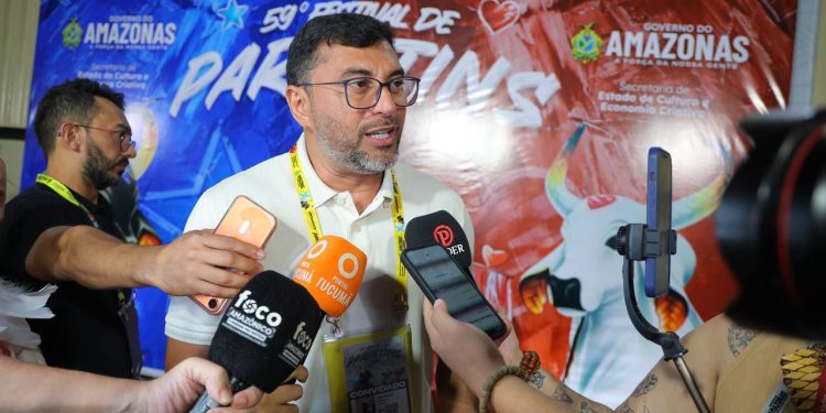 Em Parintins, Wilson Lima relembra ações de sua gestão que transformaram o festival e a infraestrutura da cidade