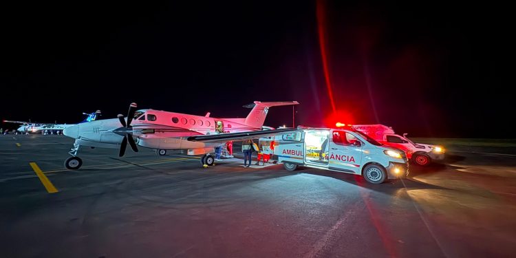 Idoso e menor de idade são transferidos em UTI aérea de Parintins para Manaus