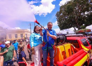 Em Maués, Roberto Cidade entrega implementos agrícolas, kits para mototaxistas e convênio para pavimentação
