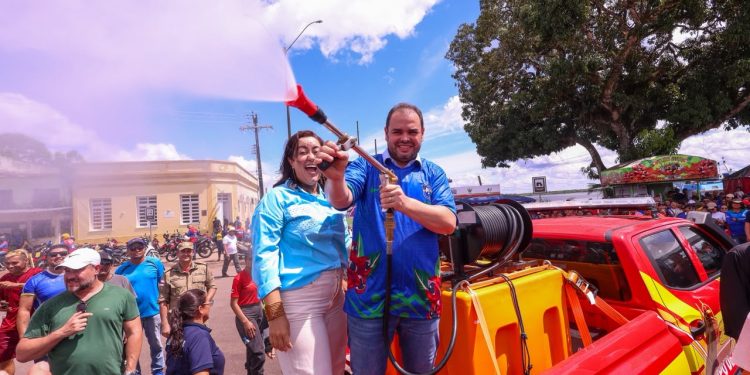 Em Maués, Roberto Cidade entrega implementos agrícolas, kits para mototaxistas e convênio para pavimentação