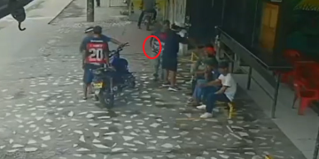 Vídeo: Agr3ss0r dá f@cada em homem na frente de várias pessoas em Tabatinga