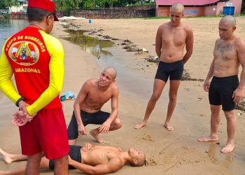 Técnicas de salvamento dos Bombeiros do Amazonas chama atenção na Ponta Negra